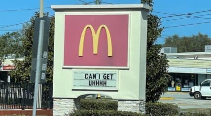 McDonald's sign that says "Can I Get Uhhh" takes over Facebook - Fed-up workers