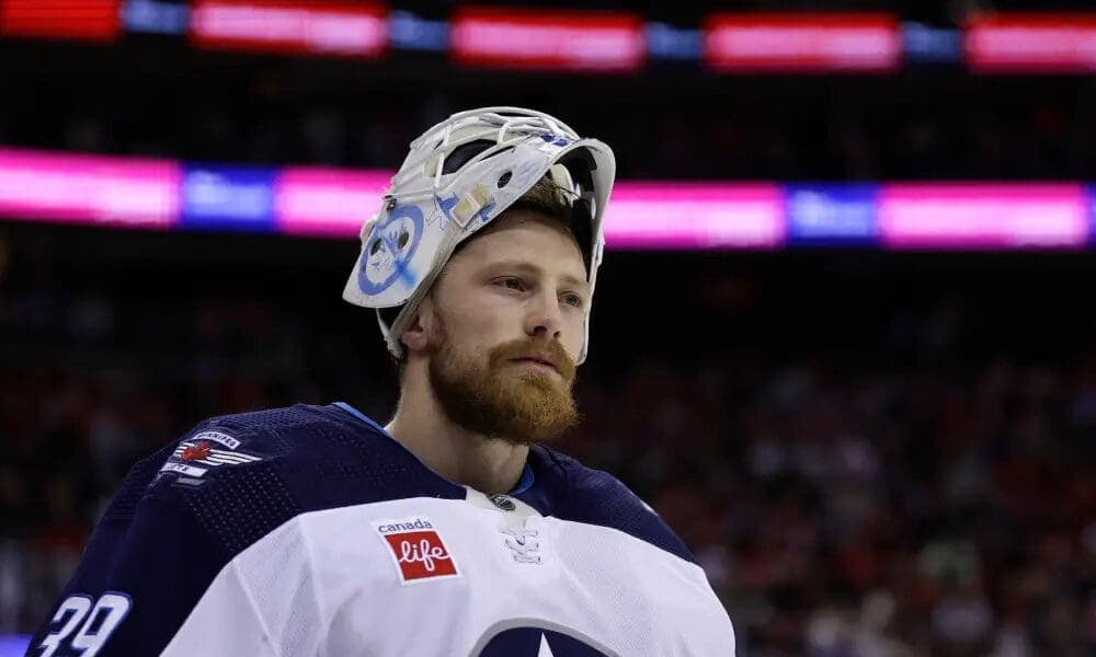 Blackhawks Prepare to Trade Veteran Goaltender Laurent Brossoit After Conditioning