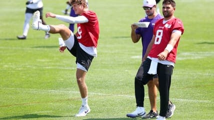 Vikings Struggle to Resolve Quarterback Dilemma Amid Ongoing Challenges