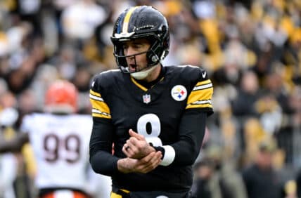 Aaron Rodgers' Status Against Bears Remains Uncertain as Teammates Weigh In