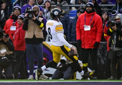 Aaron Rodgers Breaks Record, Surpassing NFL Legend in Historic Moment