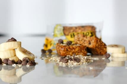 Protein Bars or Natural Snacks: Discover the Best Choice for Your Health