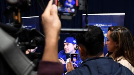 Dodgers Consider Reuniting with Injured Free Agent Kike Hernandez