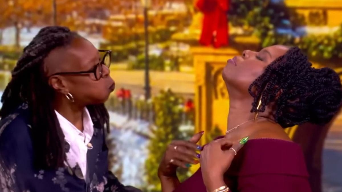 Whoopi Goldberg Helps Leslie Jones Manage Hot Flash on 'The View'